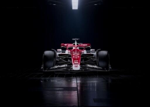 中国F1第一人周冠宇新座驾亮相 阿尔法罗密欧品牌焕新重启