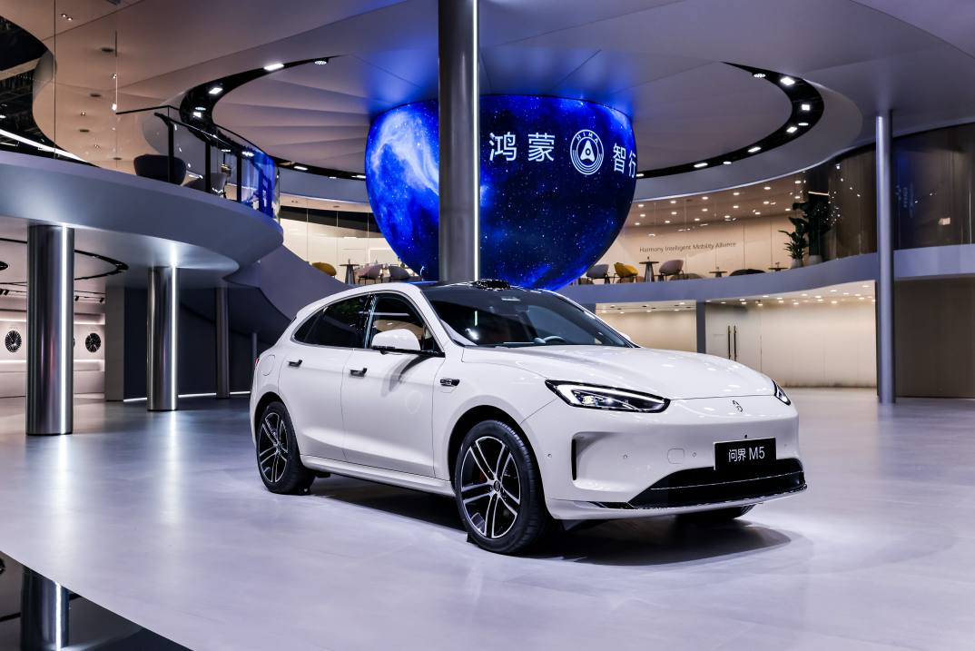 问界新M5 Ultra：20万级智能SUV的“全能选手”