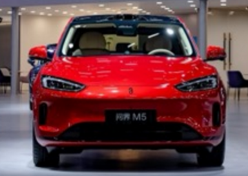 跃影红车色耀眼广州车展，问界新M5 Ultra凭实力引众人打卡