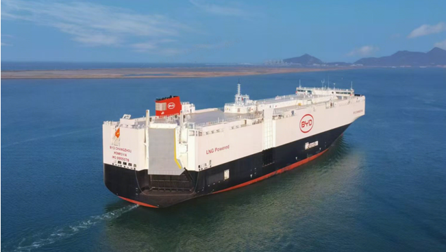 包揽中国&全球销冠！比亚迪2025年460万销量续写新能源传奇